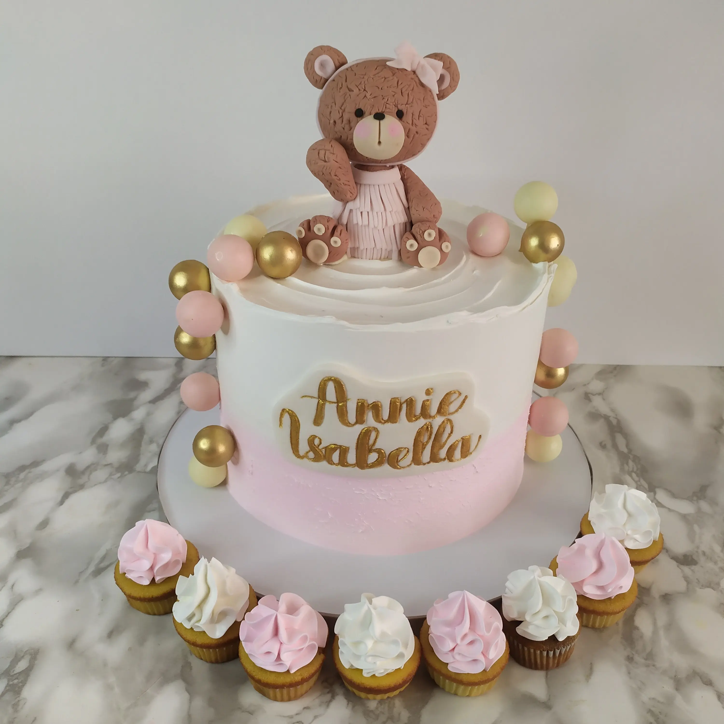 Pastel personalizado para  Baby shower, detalles en fondant, esferas de chocolate, tematica de osita rosado,  elaborado por Pasteleria Capital Tarta