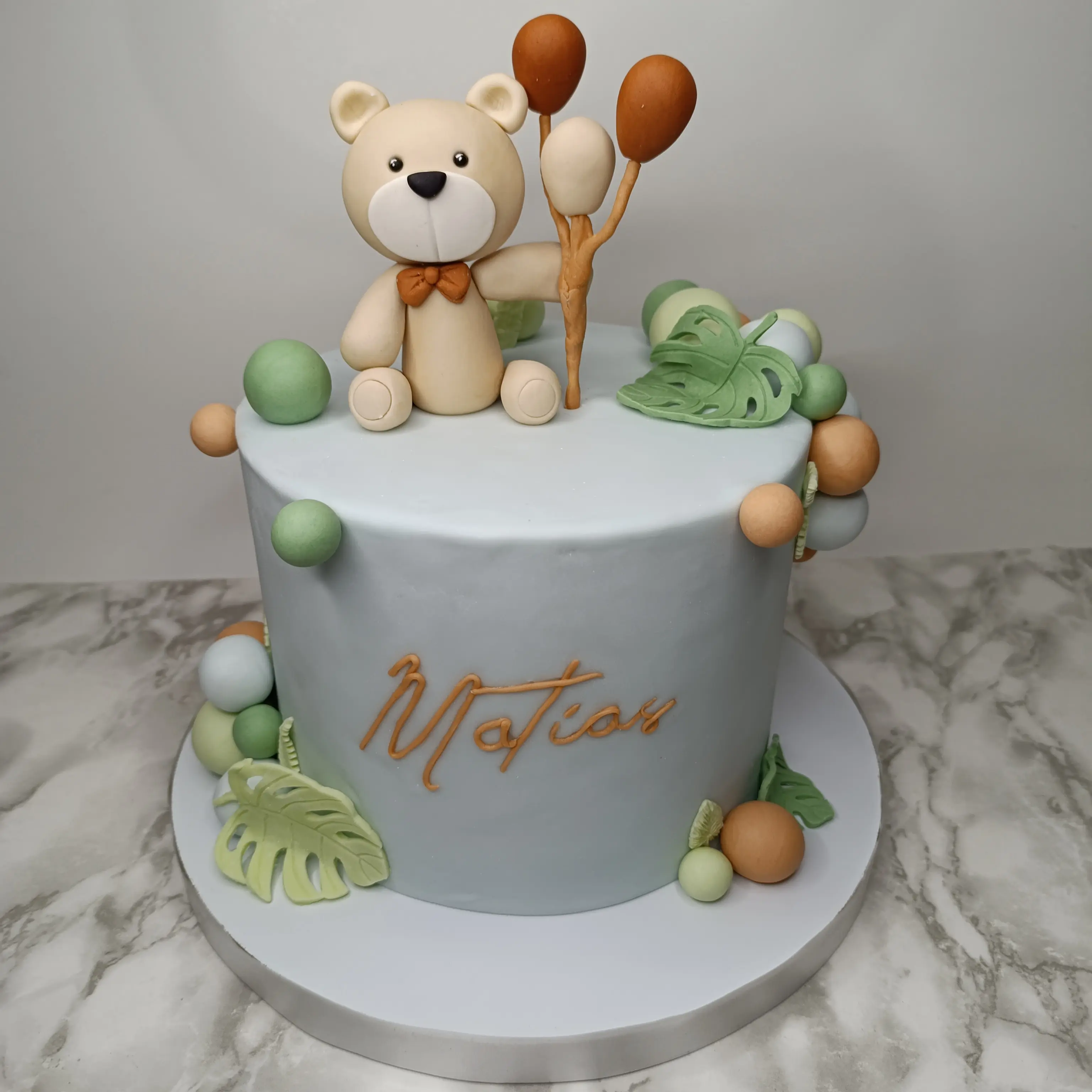 Pastel personalizado para  Baby Shower detalles en Fondant, globos , esferas ,tematica osito ,  elaborado por Pasteleria Capital Tarta