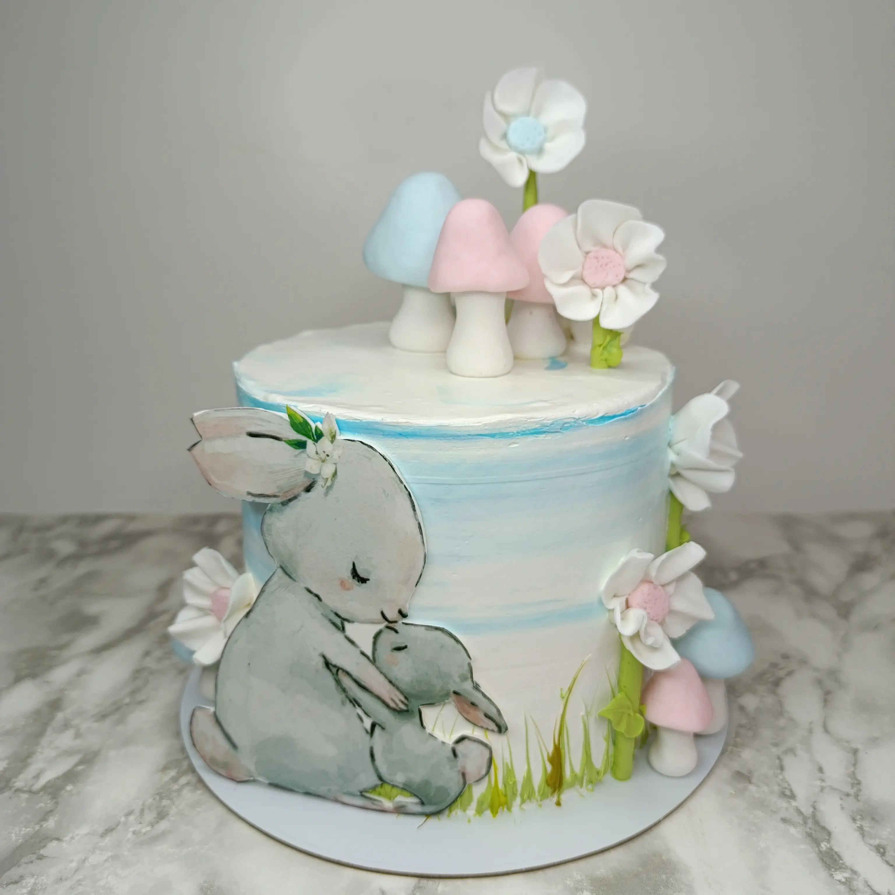 Pastel personalizado para Baby Shower , con detalles en crema , impresion comestible, elaborado por  pateleria Capital Tarta