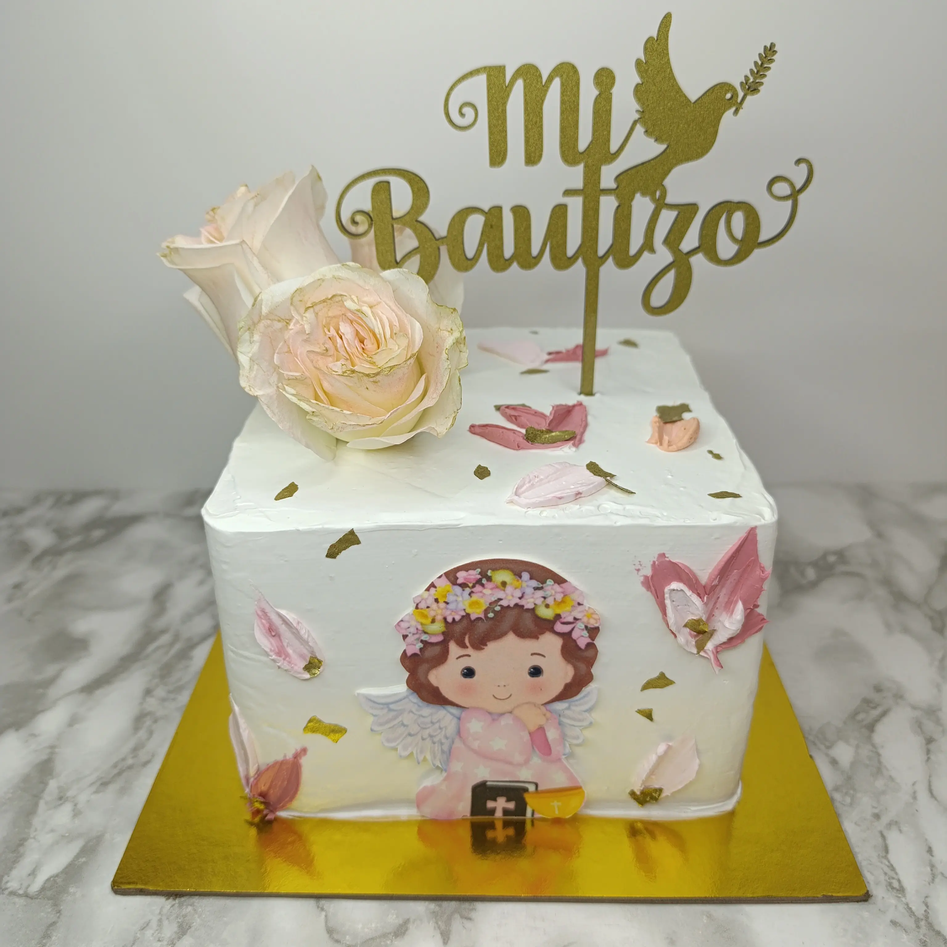 Pastel de Bautizo detalles dorados  en Fondant y crema  ,elaborado por  Pasteleria Capital Tarta 
