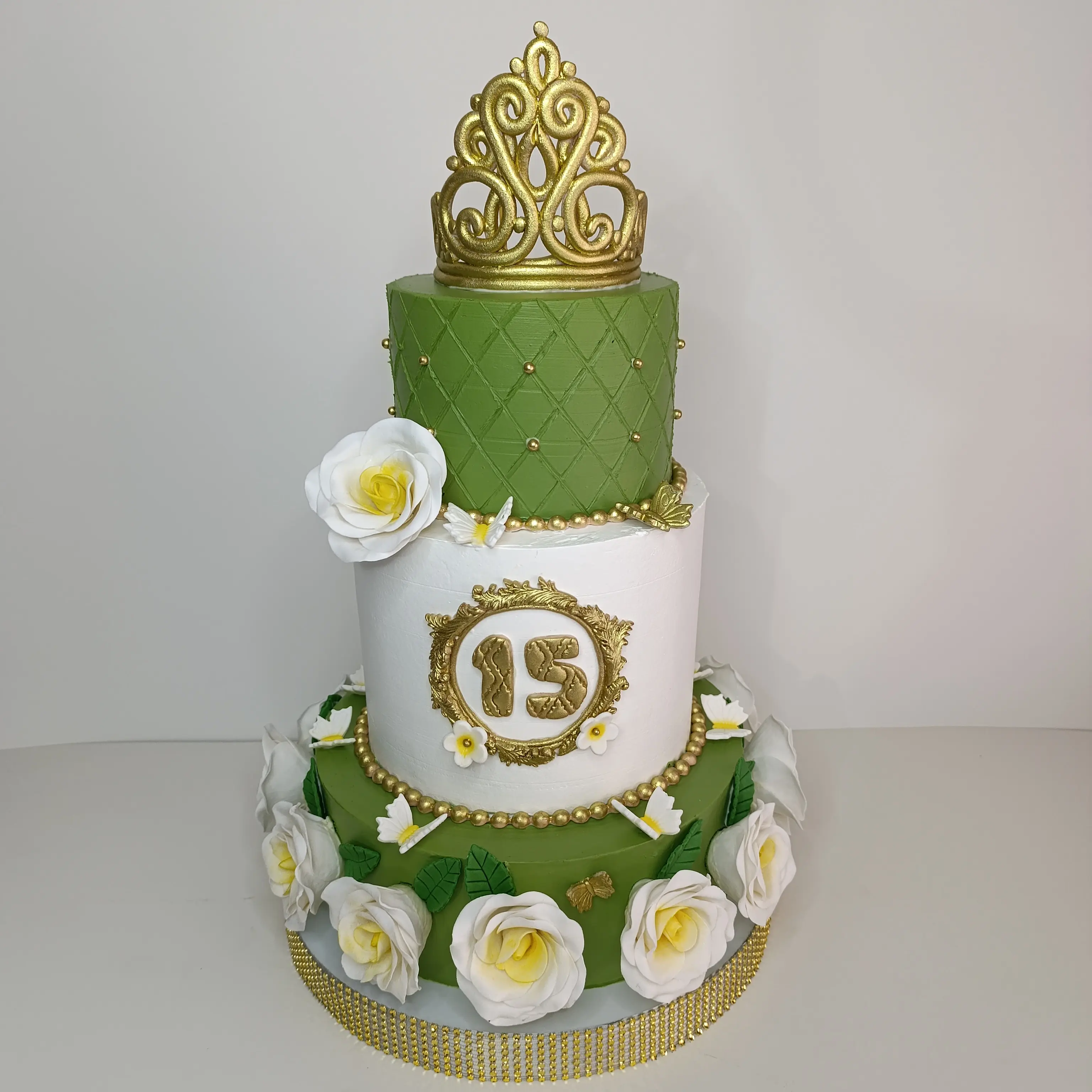 Pastel personalizado para fiesta de 15 años, Corona de reina dorada en fondant ,elaborado por  pasteleria Capital Tarta 