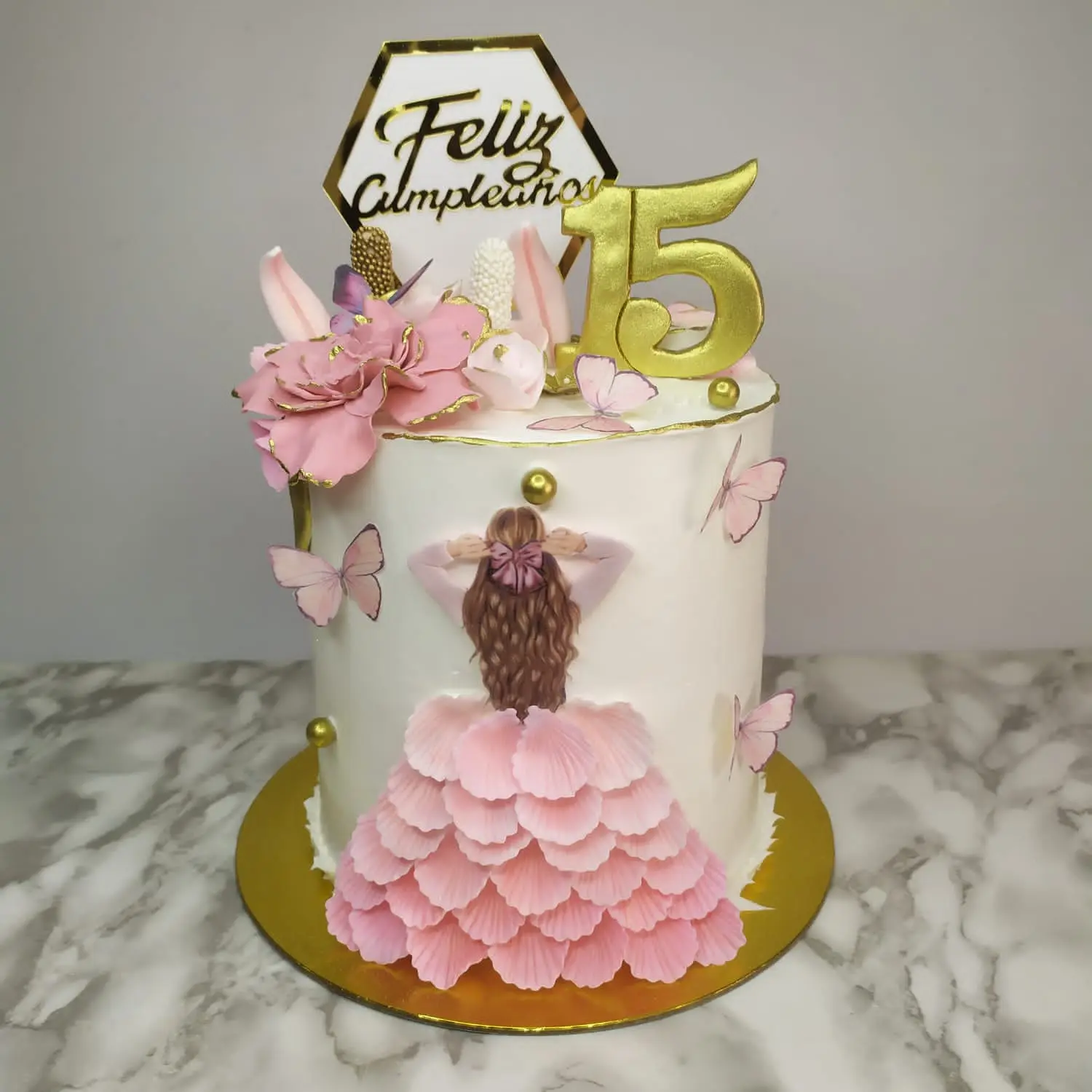  Pastel personalizado para fiesta de 15 años . detalles floral en fondant y crema, elaborado por Pasteleria Capital Tarta 