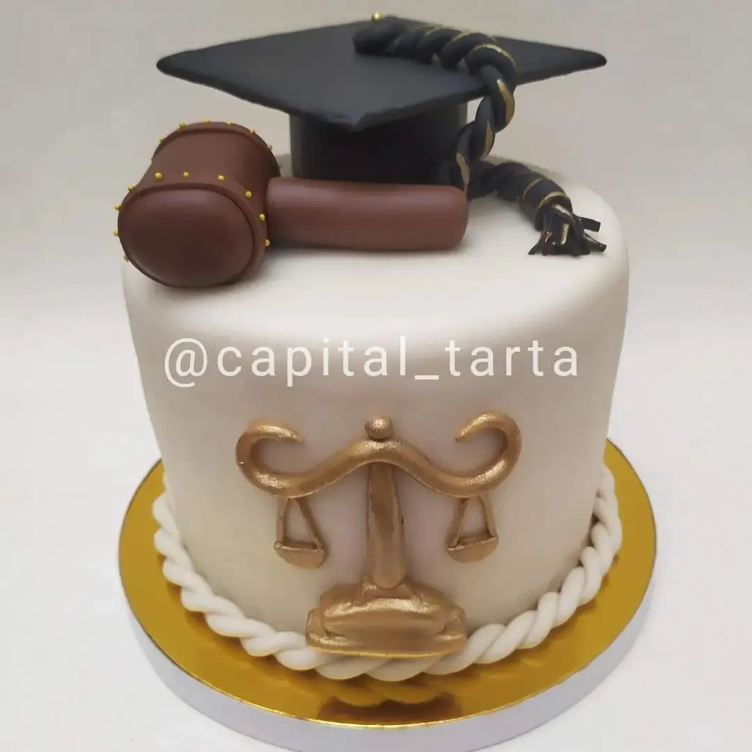 Pastel personalizado para celebracion de Grado,detalles en fondant, tematica de abogado  elaborado por Pasteleria Capital Tarta 