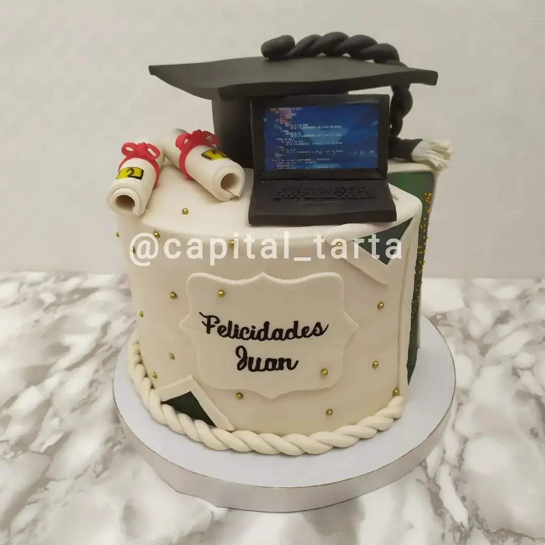 Pastel personalizado para celebracion de Grado,detalles en fondant, tematica ingeniero, elaborado por Pasteleria Capital Tarta 