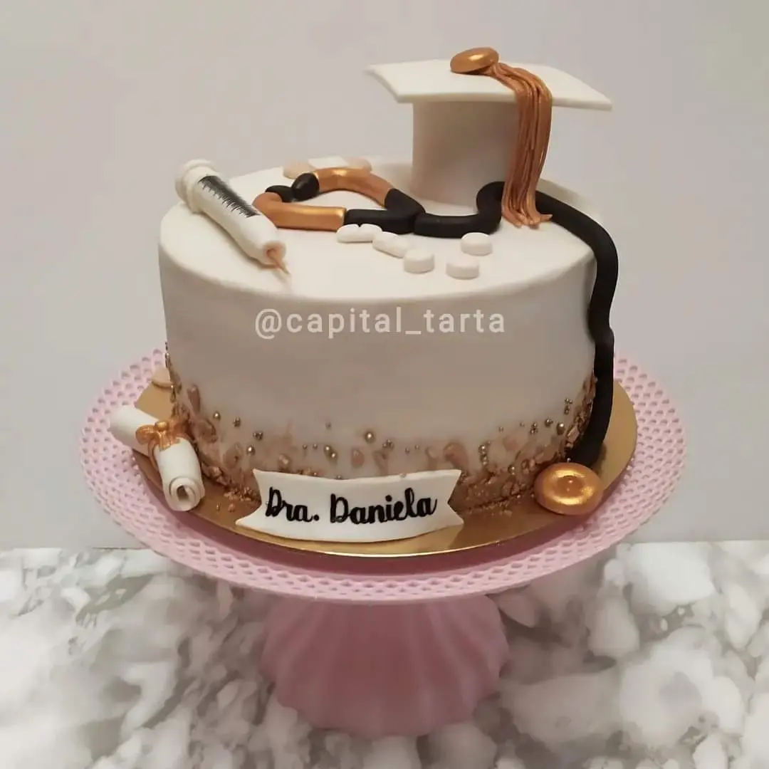 Pastel personalizado para celebracion de Grado,detalles en fondant,adornos en 3d, tematica de Dra  elaborado por Pasteleria Capital Tarta 
