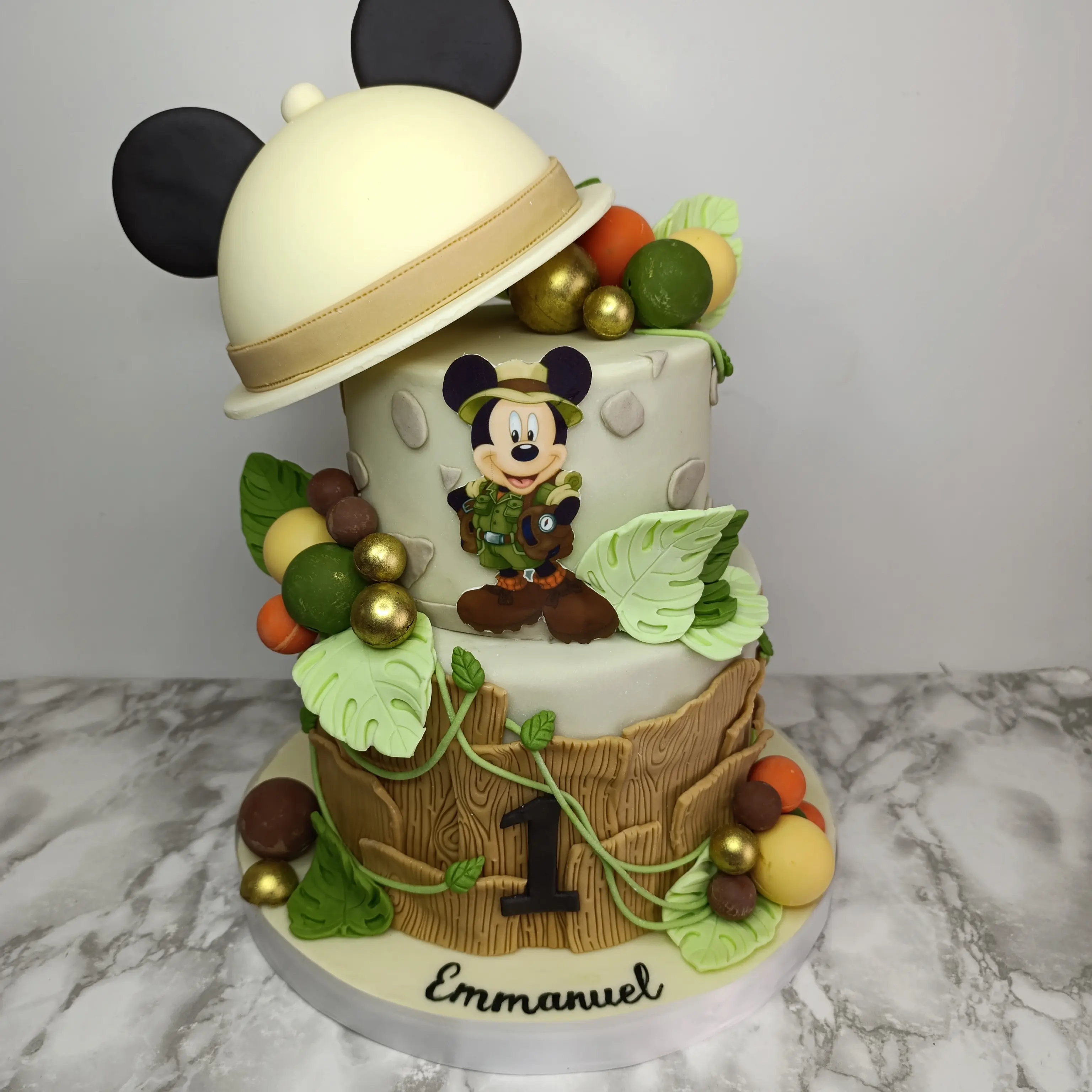 Pastel personalizado para fiesta infantil tematica de  Mickey Mouse, detalles en Fondant, elaborado por Pasteleria Capital Tarta