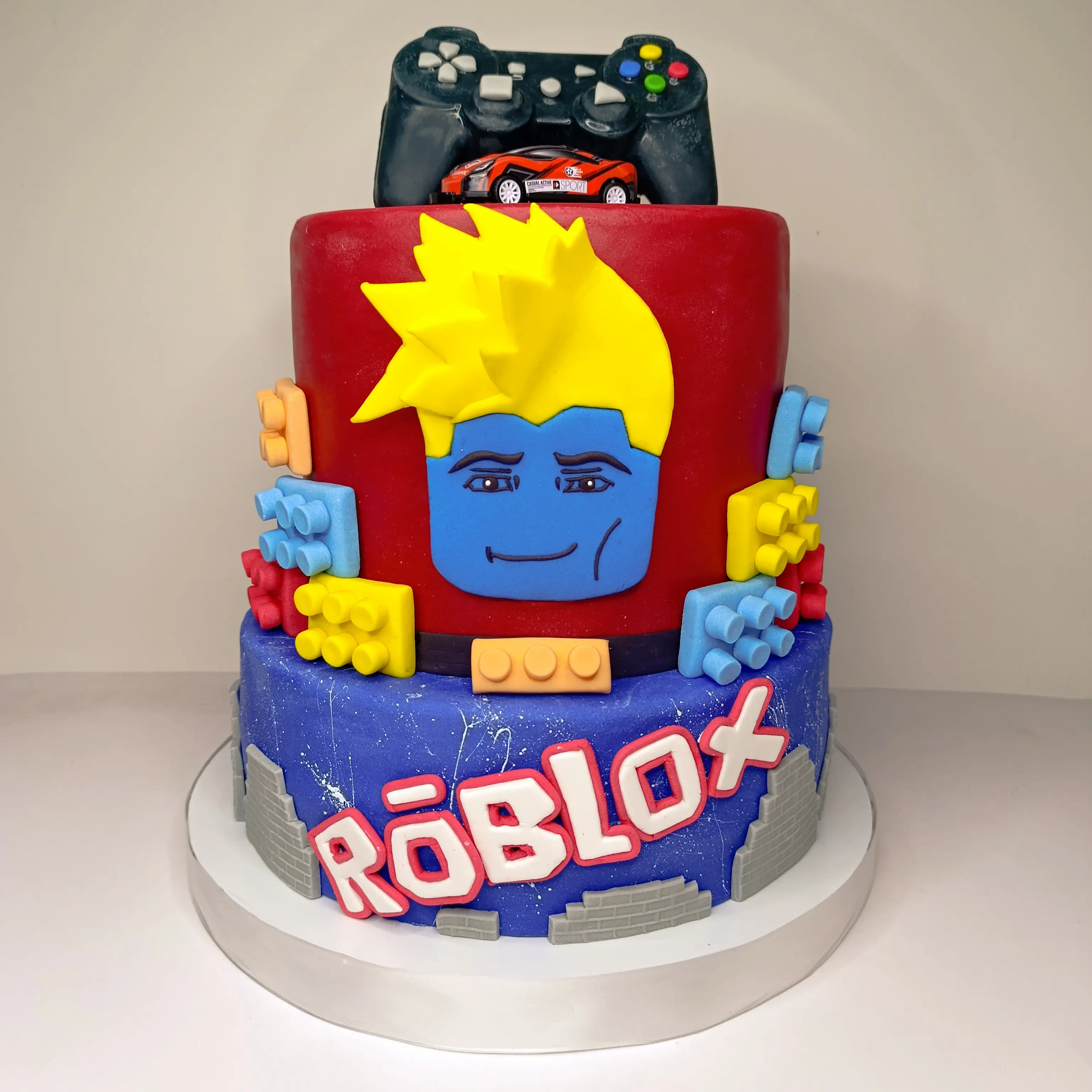 Pastel personalizado, para fiesta infantil con tematica  de Roblox . detalles en Fondat  , elaborado por Capital Tarta