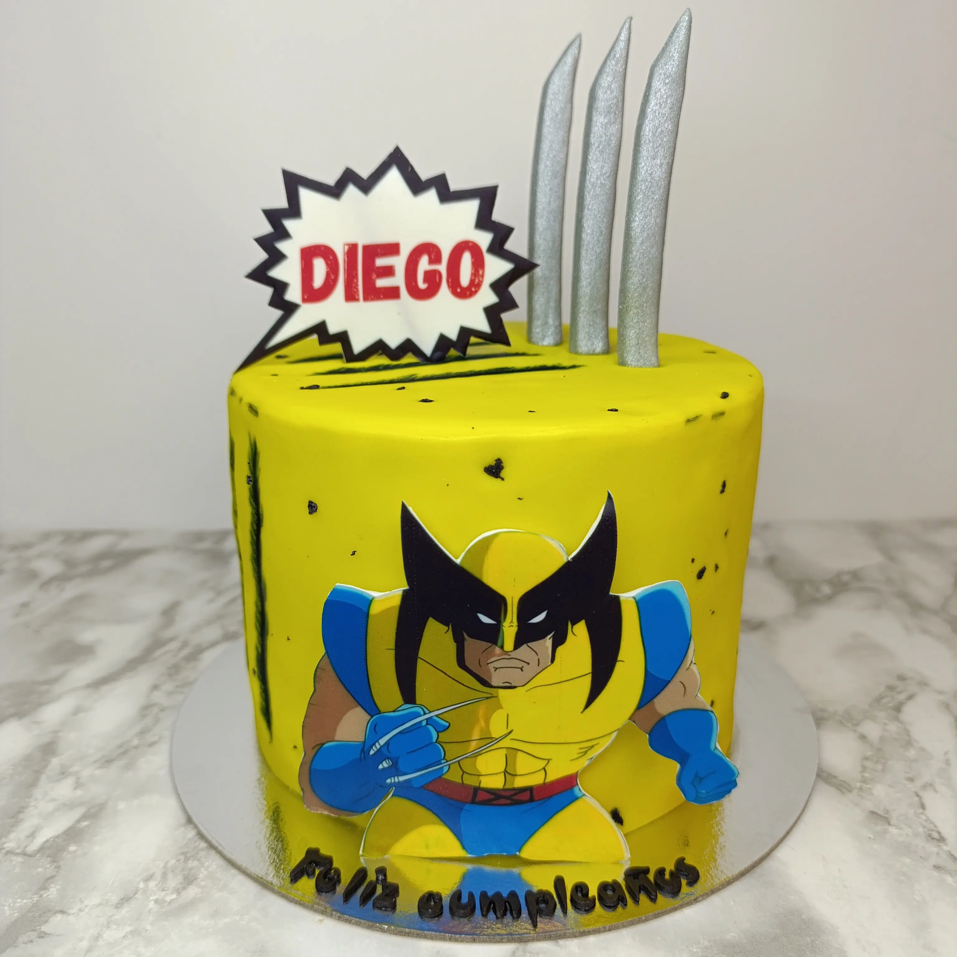 Pastel personalizado, para fiesta infantil detalles en fondant, con tematica de Wolverine,   elaborado por Pasteleria Capital tarta