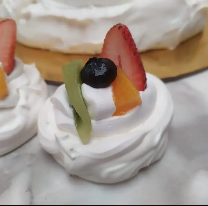 Mini Pavlovas    de la mesa de postres, elaborado por   Pasteleria Capital Tarta 