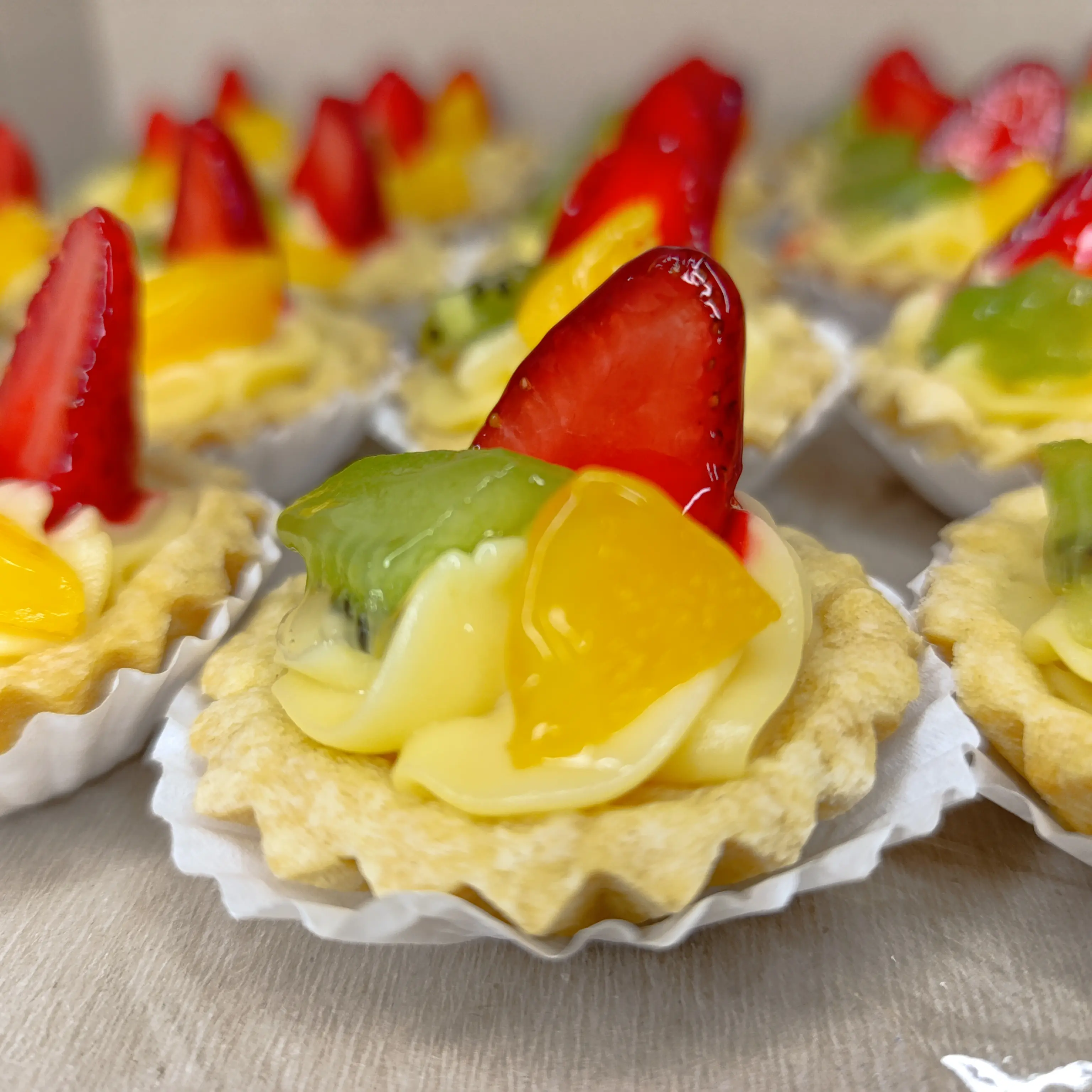 Mini Tartas sabores de frutas   de la mesa de postres, elaborado por   Pasteleria Capital Tarta 