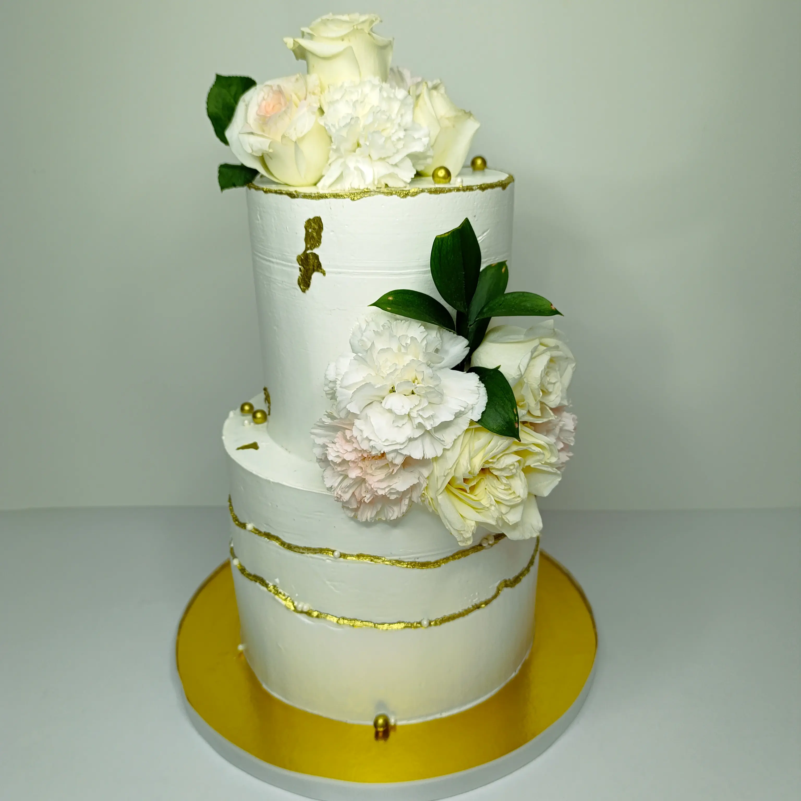 Pastel personalizado para celebracion fiesta de  Bodas, adornos elegantes florales,detalles dorados, elaborado por  Pasteleria Capital Tarta 