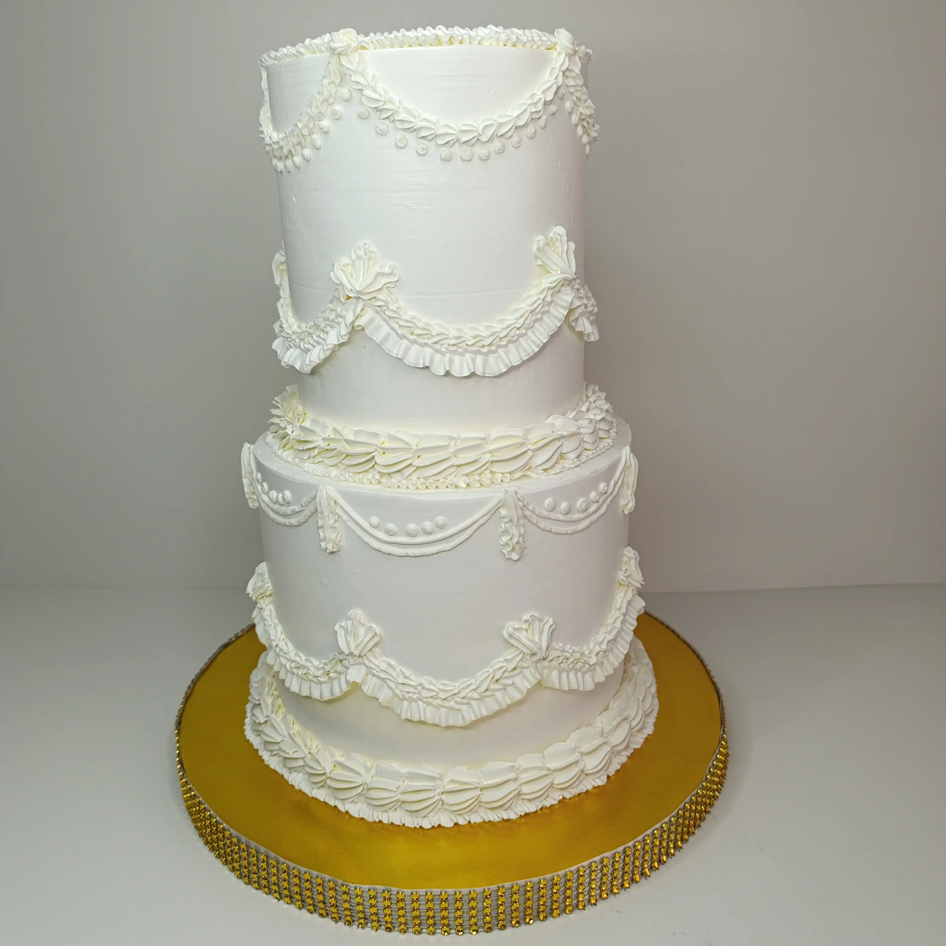 Pastel personalizado para celebracion  de Bodas, elegante color  blanco, dos pisos ,elaborado por  Pasteleria Capital Tarta 
