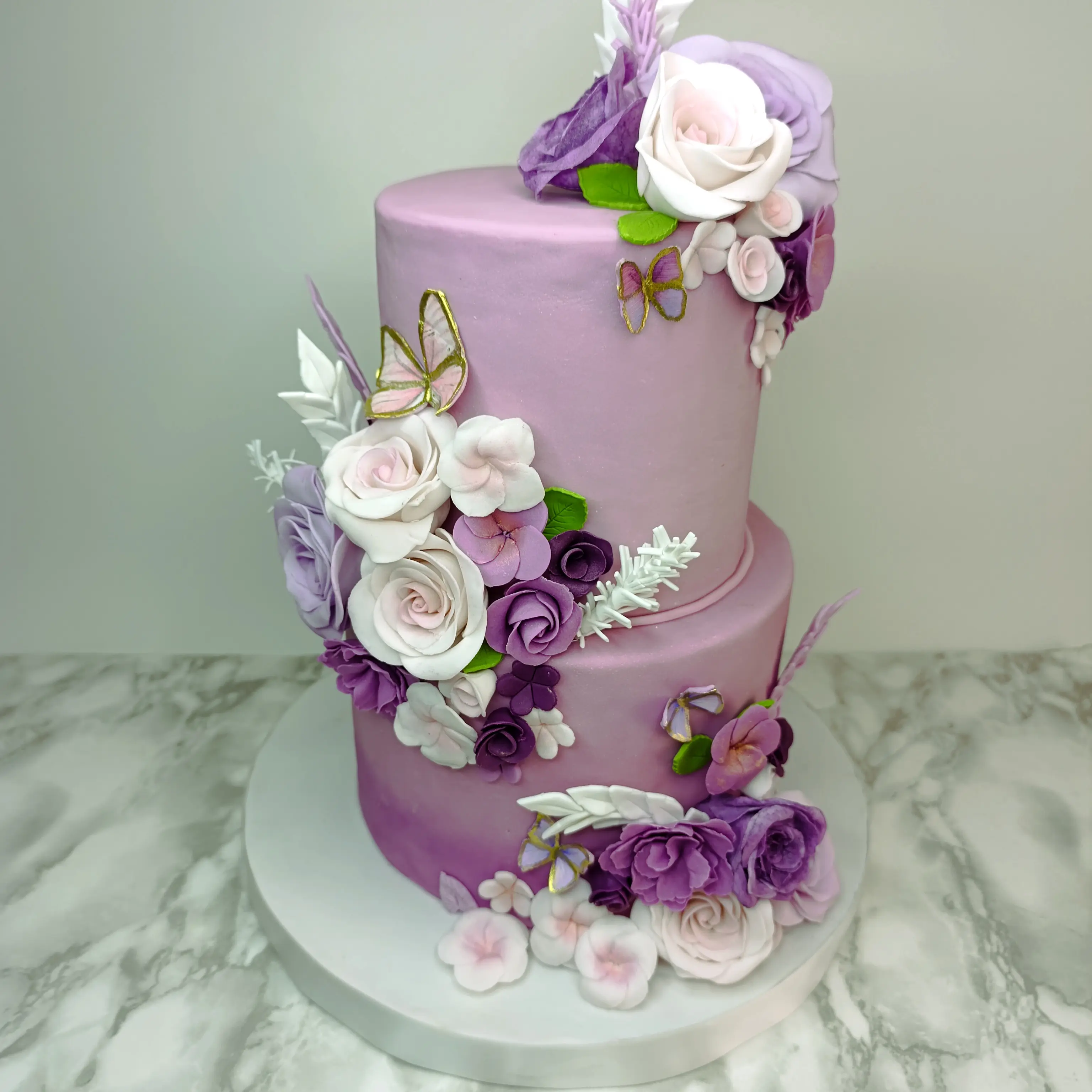 Pastel personalizado para fiesta  de Bodas, tonos purpura, elegante,adornos florales comestibles en fondant , elaborado pasteleria Capital Tarta 
